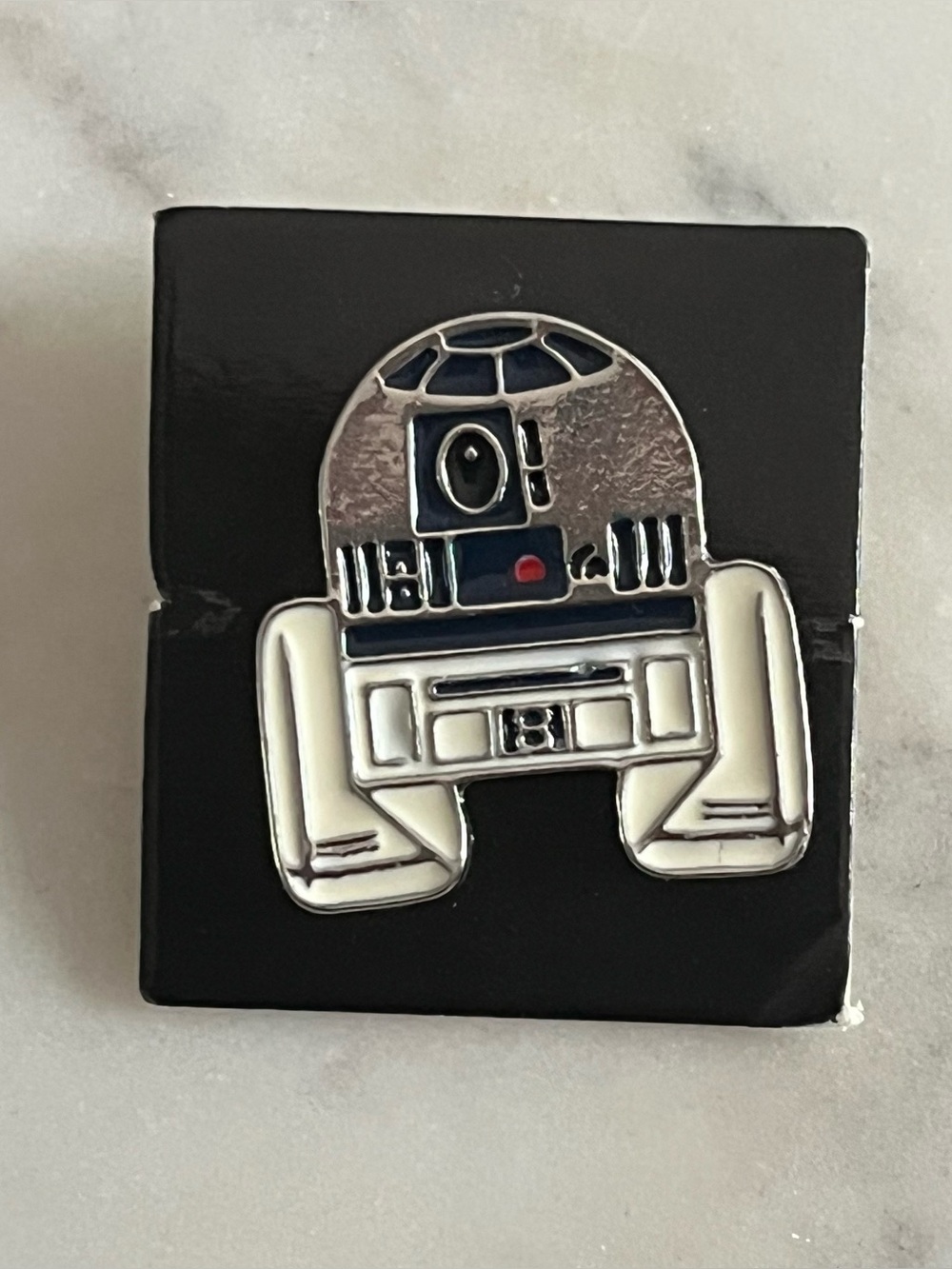 R2-D2 Droid Disney Star Wars Character Tack Pin NEW on Card R2D2